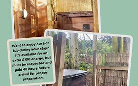 House 5 Ironcroft - Modern Pet-Friendly & Hot Tub, Walk To Beach & Village